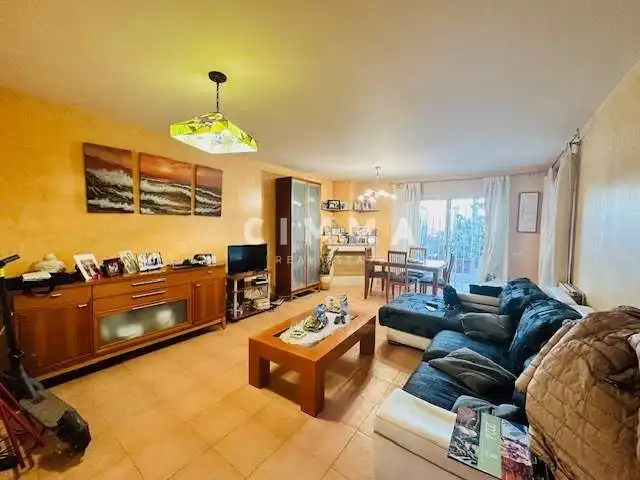Sala d'estar de Casa adosada en venda en Polop amb Calefacció, Jardí privat i Terrassa