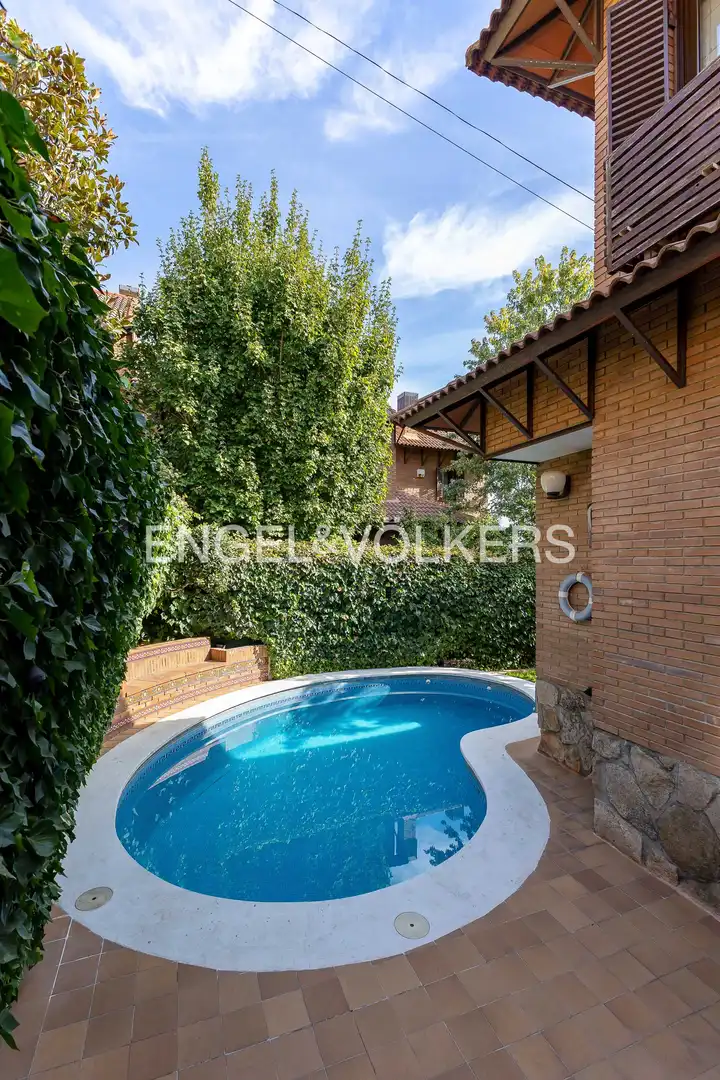 Piscina de Casa adosada en venta en Madrid con Aire acondicionado, Calefacción y Jardín privado
