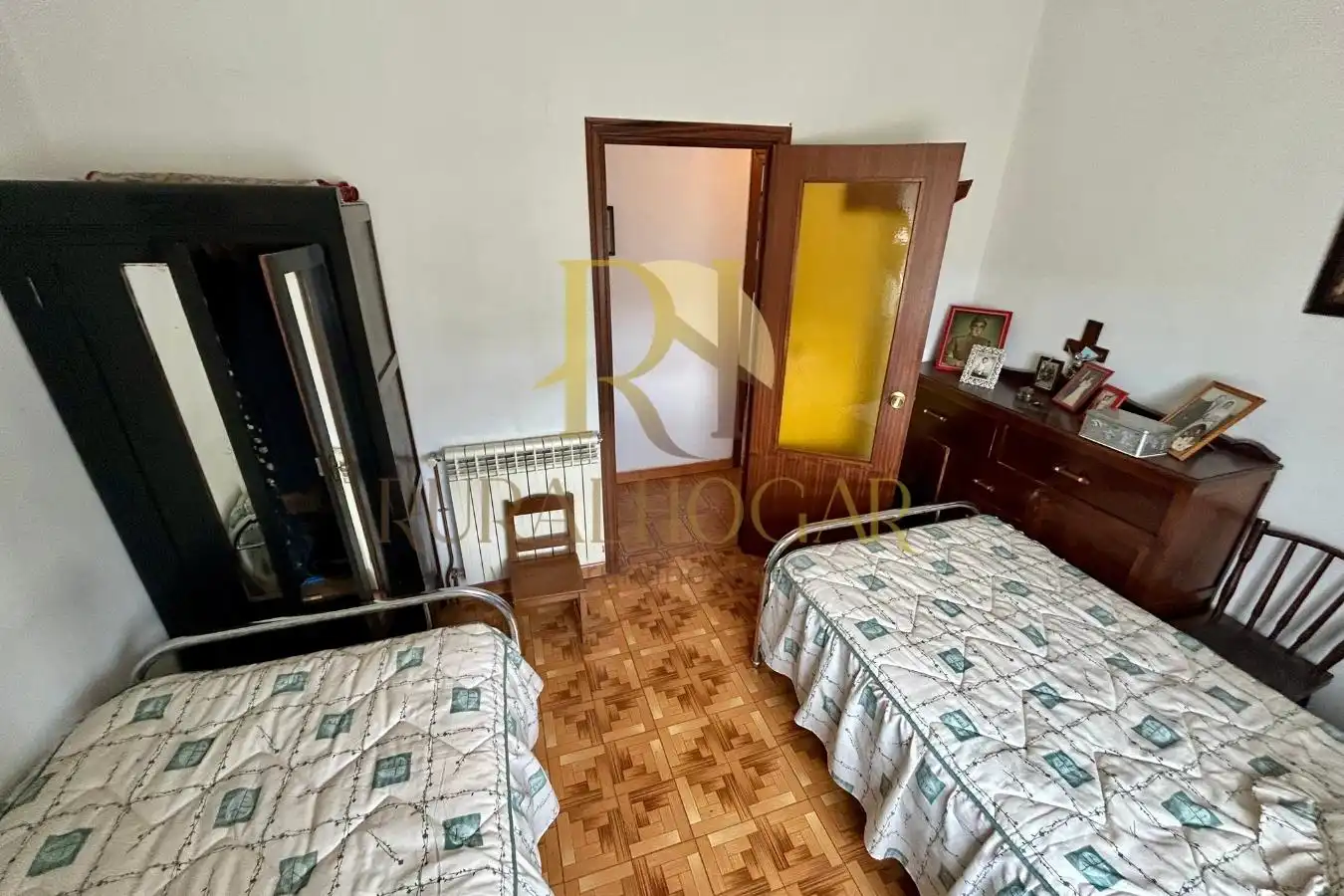 Habitación de Casa adosada en venta en Cabrillanes con Calefacción, Jardín privado y Amueblado
