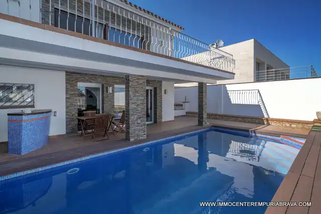 Swimming pool of Houses for sale in Empuriabrava  with Air Conditioner, Heating and Private garden