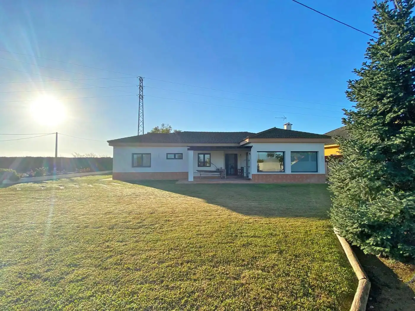 Chalet con jardín en venta en Sanlúcar la Mayor, imagen 2
