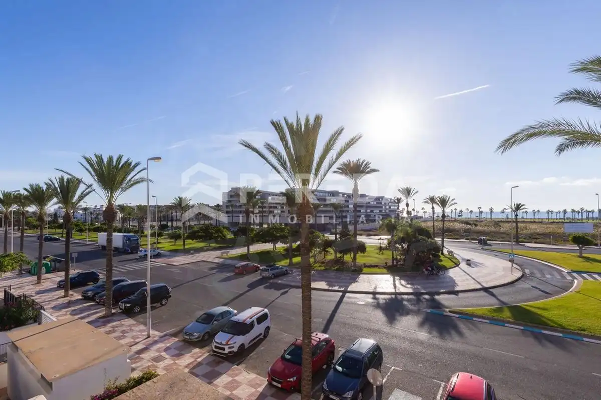 Vista exterior de Piso en venta en Roquetas de Mar con Aire acondicionado y Piscina comunitaria