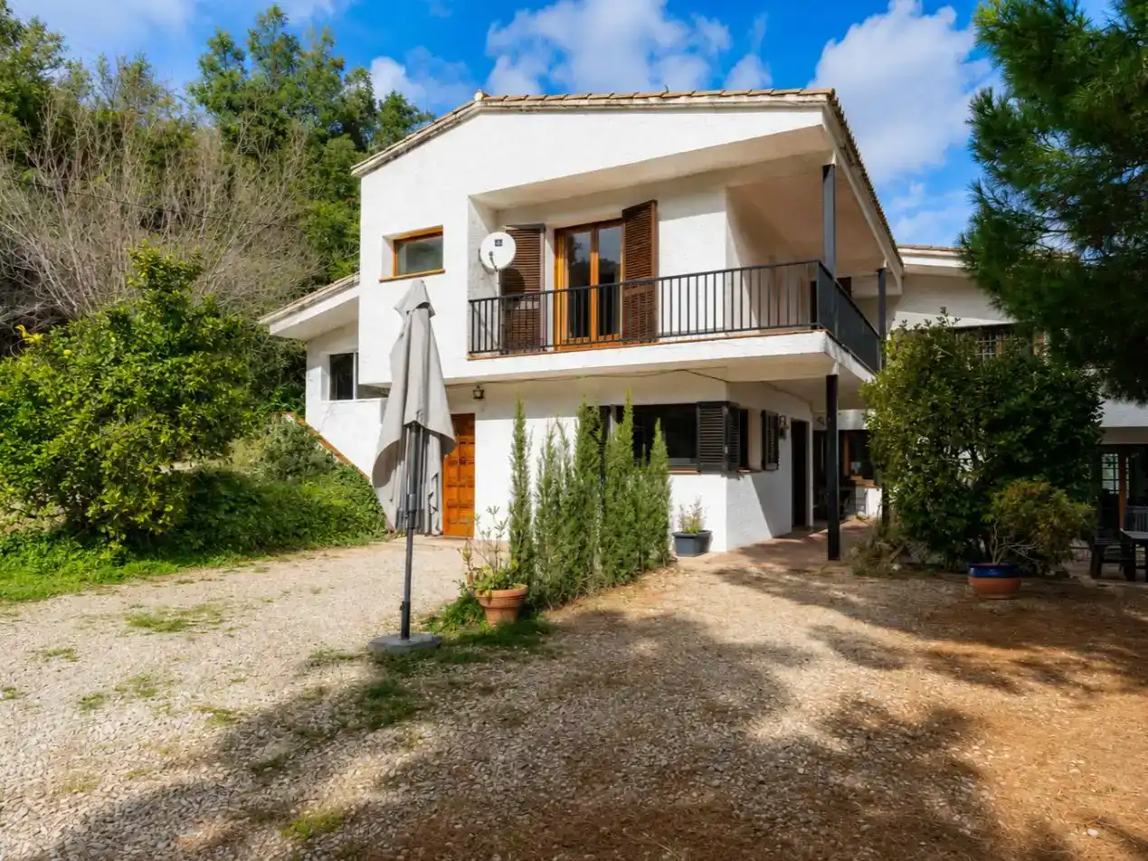 Vista exterior de Finca rústica en venda en Sant Iscle de Vallalta amb Aire condicionat, Piscina i Balcó