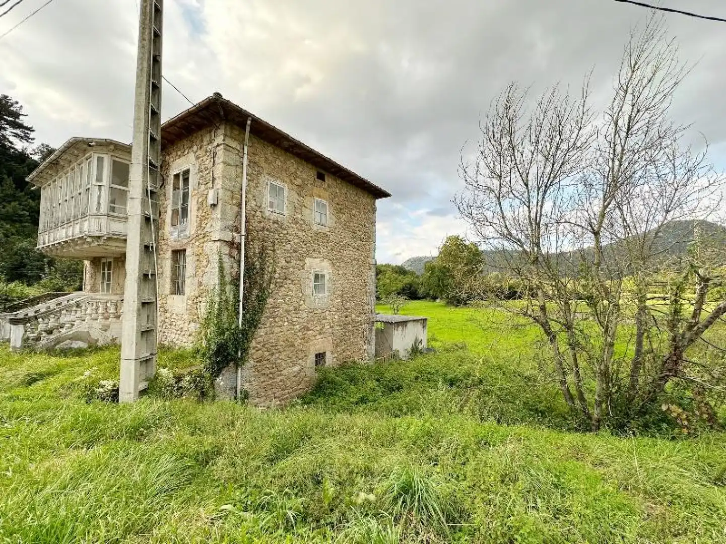 Vista exterior de Casa o xalet en venda en Corvera de Toranzo amb Jardí privat i Balcó