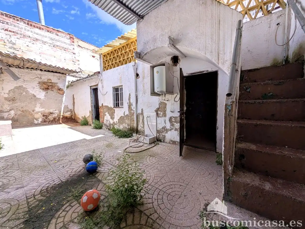 Vista exterior de Casa o xalet en venda en Linares amb Terrassa i Traster