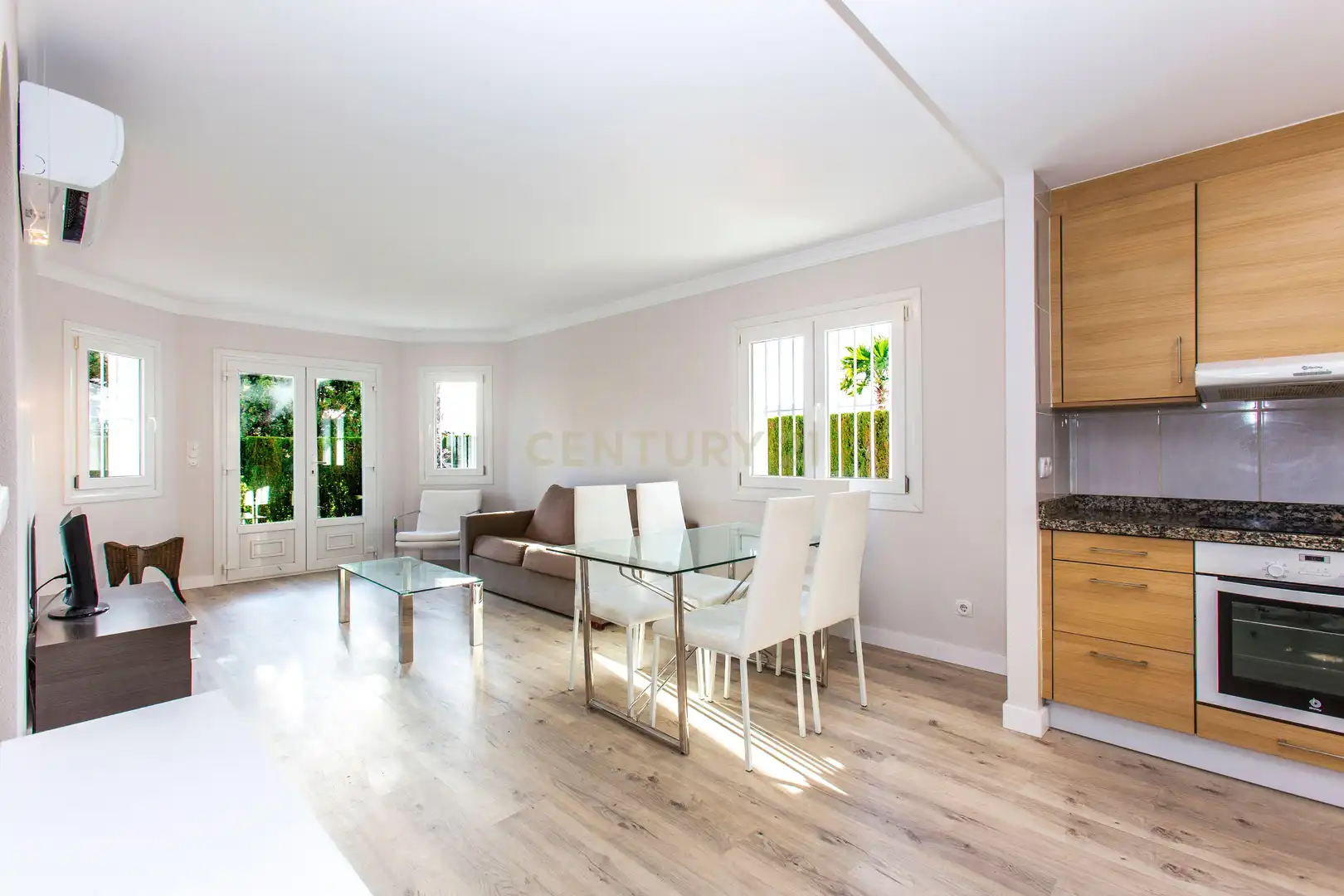 Wohnzimmer von Einfamilien-Reihenhaus zum Verkauf in Oliva mit Klimaanlage, Privatgarten und Ofen