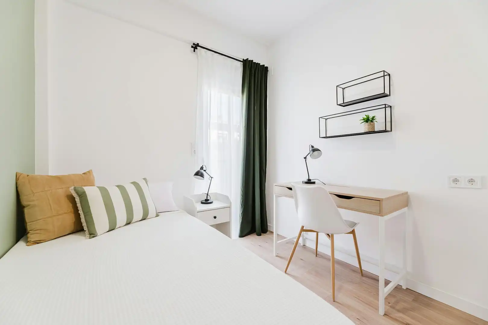 Bedroom of Flat for share in Valencia  with Heating, Furnished and Washing machine