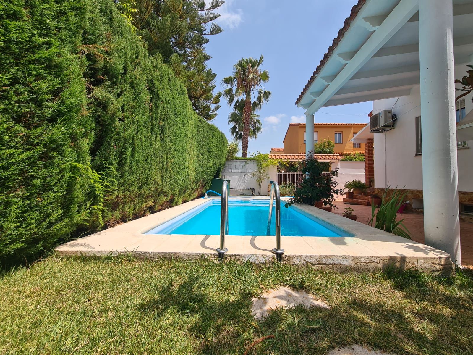 Piscina de Casa adosada en venda en La Pobla de Vallbona amb Aire condicionat, Calefacció i Jardí privat