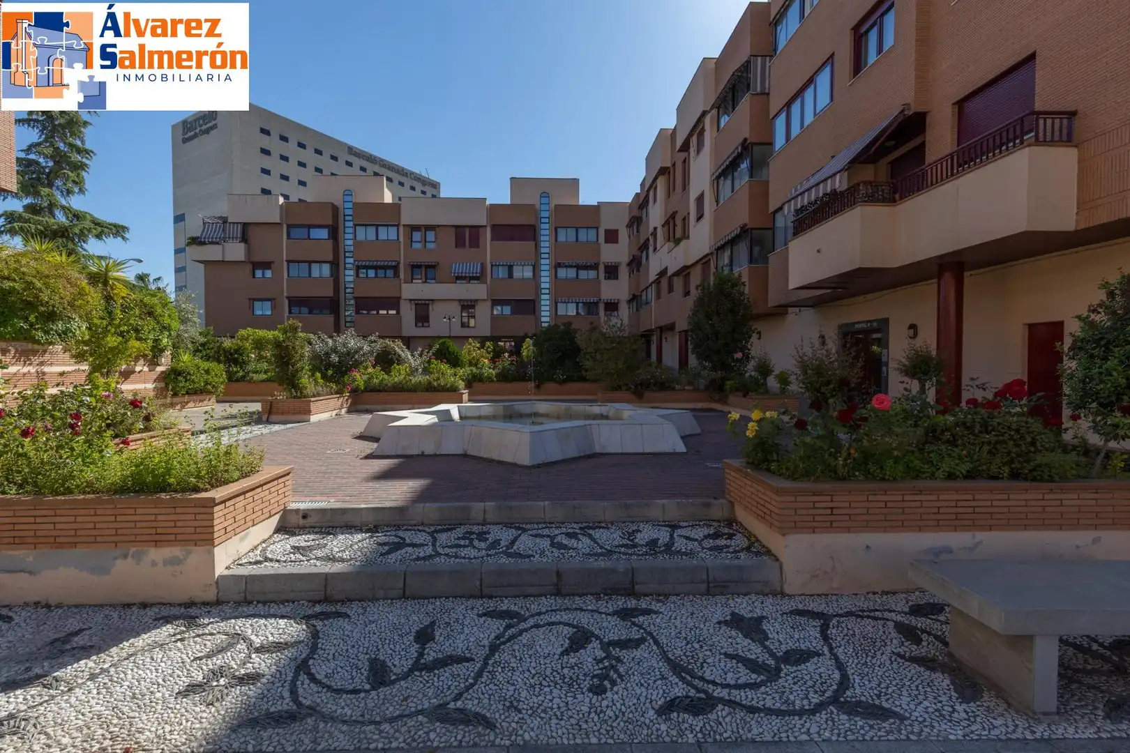 Vista exterior de Pis de lloguer en Granada amb Calefacció, Terrassa i Piscina comunitària