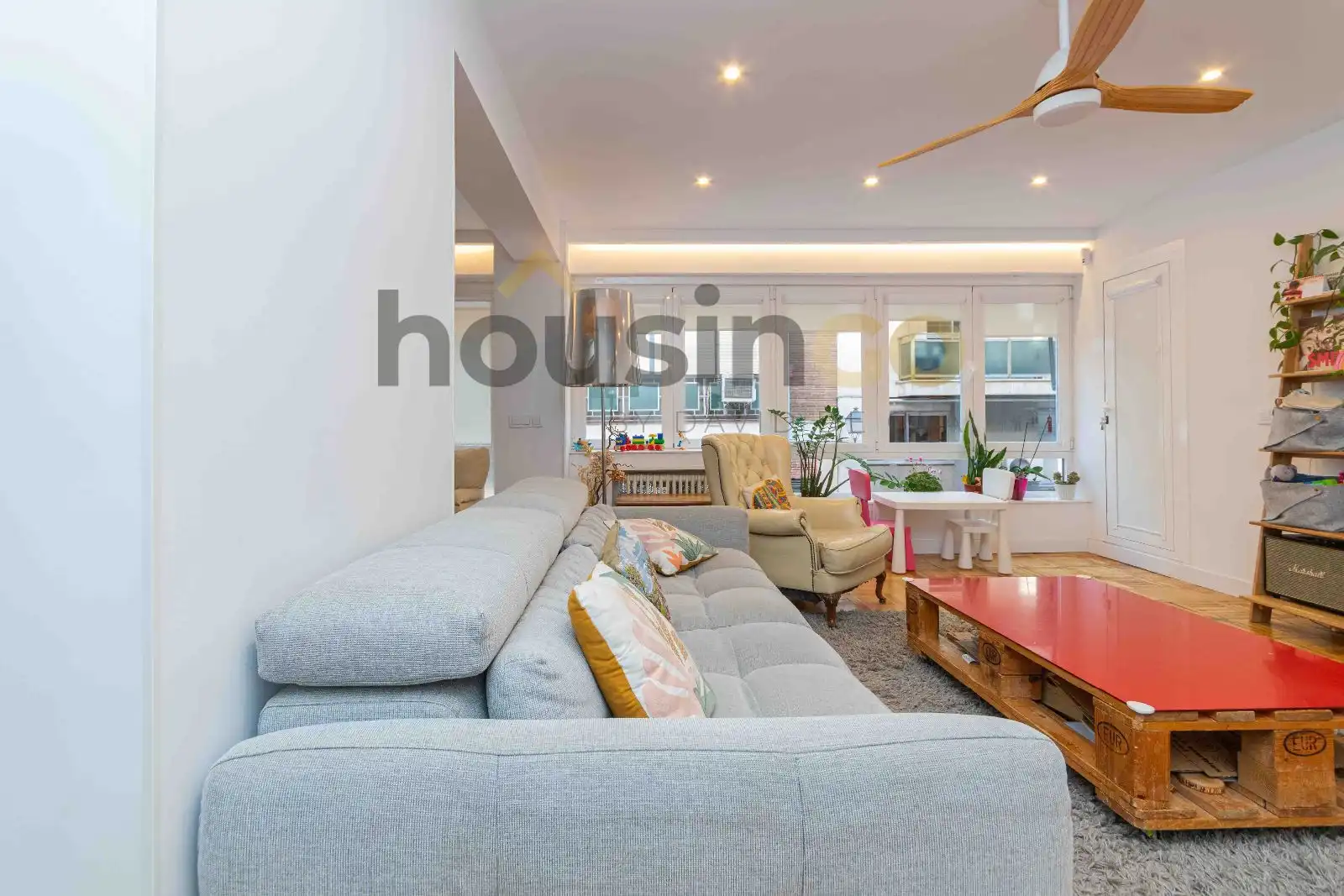 Sala d'estar de Pis en venda en  Madrid Capital amb Calefacció, Parquet i Terrassa