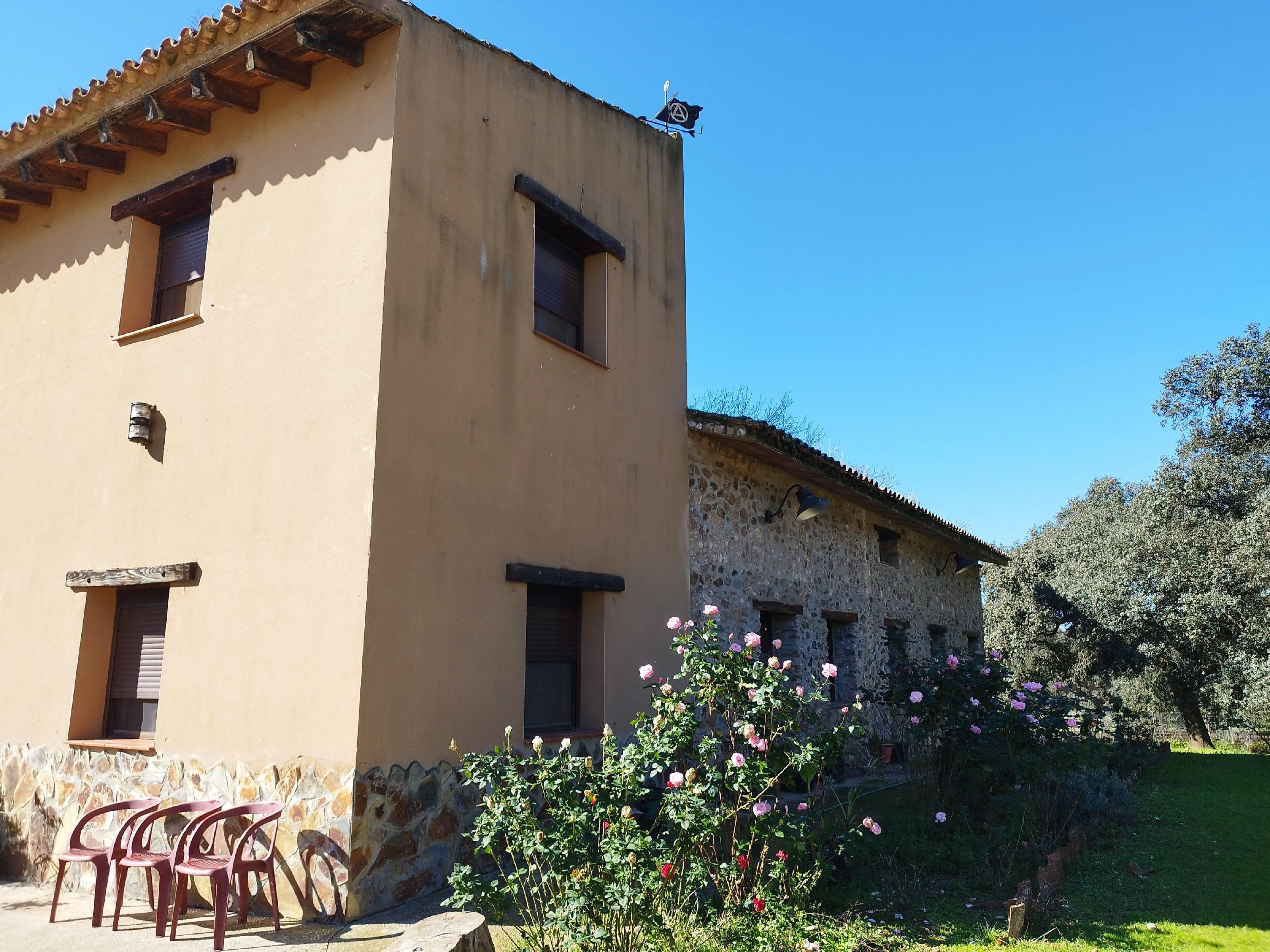 Vista exterior de Finca rústica en venda en Almadén de la Plata amb Jardí privat