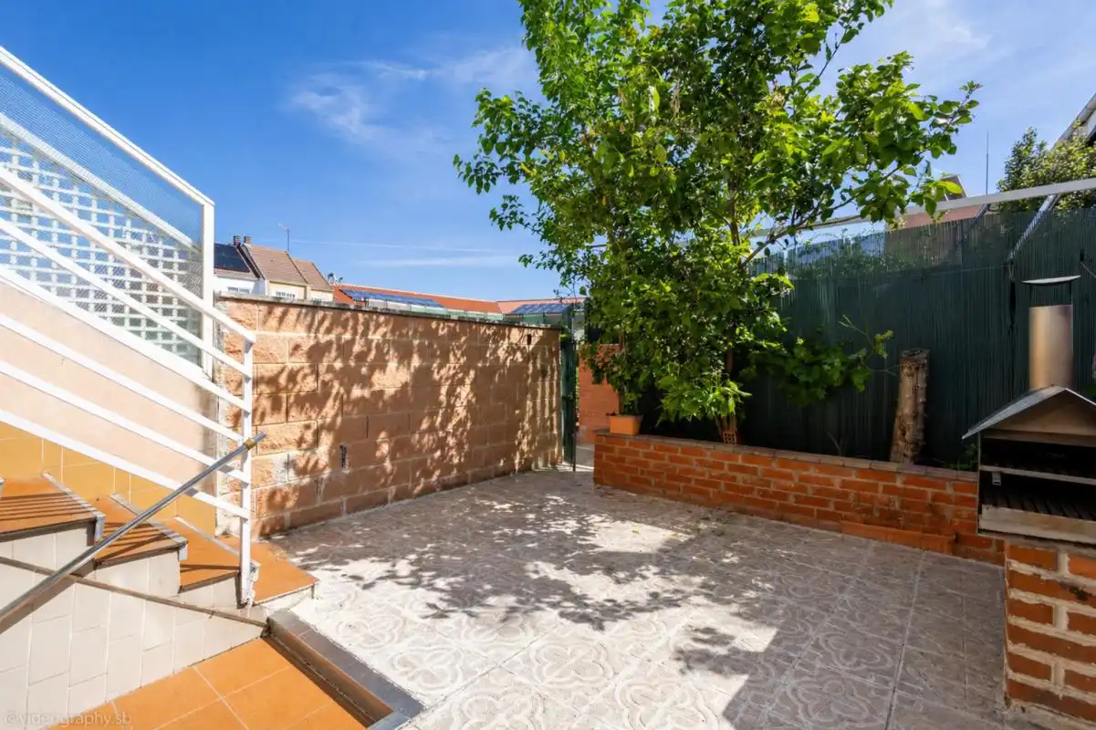 Terrasse von Einfamilien-Reihenhaus zum Verkauf in Paracuellos de Jarama mit Klimaanlage, Heizung und Privatgarten