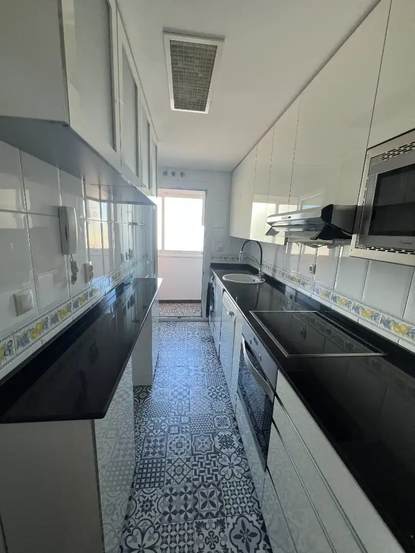 Cuina de Pis de lloguer en Madrid amb Aire condicionat, Calefacció i Jardí privat