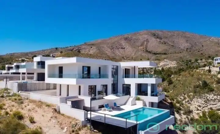 Casa amb piscina en venda a Carrer de Panama