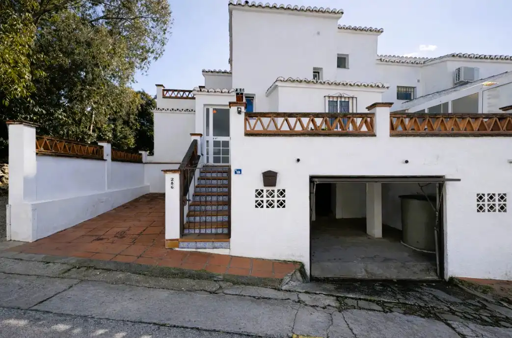 Vista exterior de Casa adosada en venda en Mijas amb Jardí privat, Terrassa i Traster