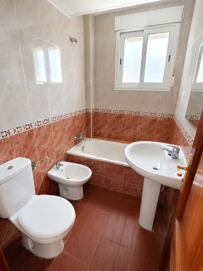 Baño de Casa adosada en venta en La Carlota con Terraza, Horno y Lavadora