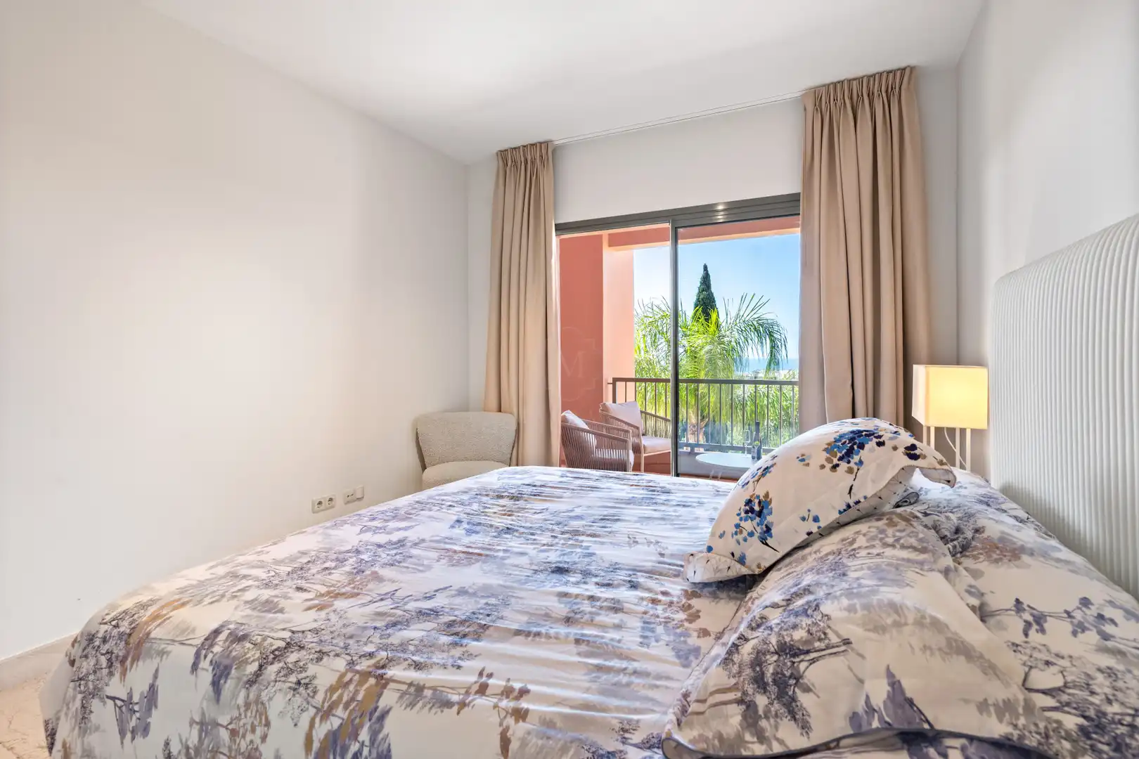Dormitori de Apartament en venda en Benahavís amb Aire condicionat, Terrassa i Piscina