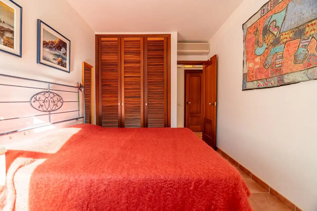 Schlafzimmer von Dachboden zum Verkauf in Santa Eulària des Riu mit Klimaanlage, Heizung und Schwimmbad