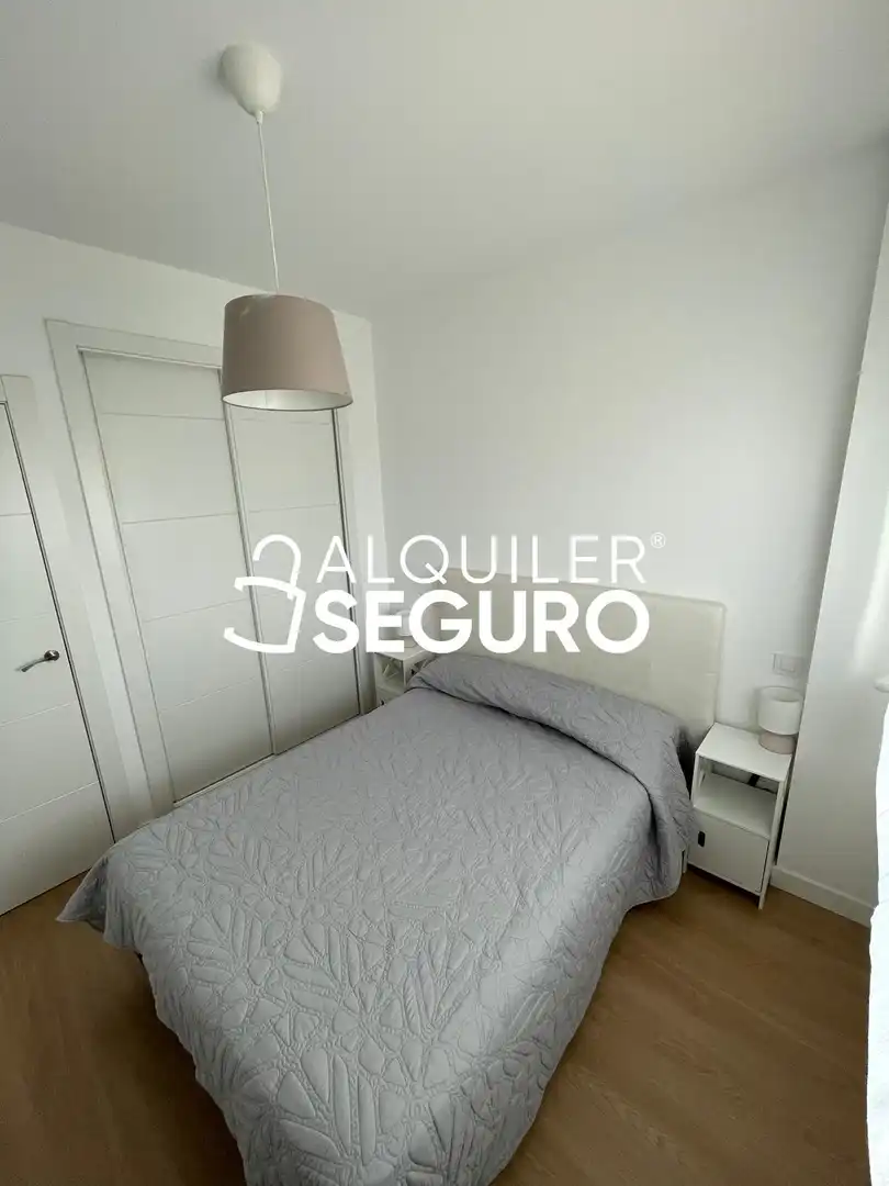 Dormitori de Pis de lloguer en Madrid amb Aire condicionat, Calefacció i Traster