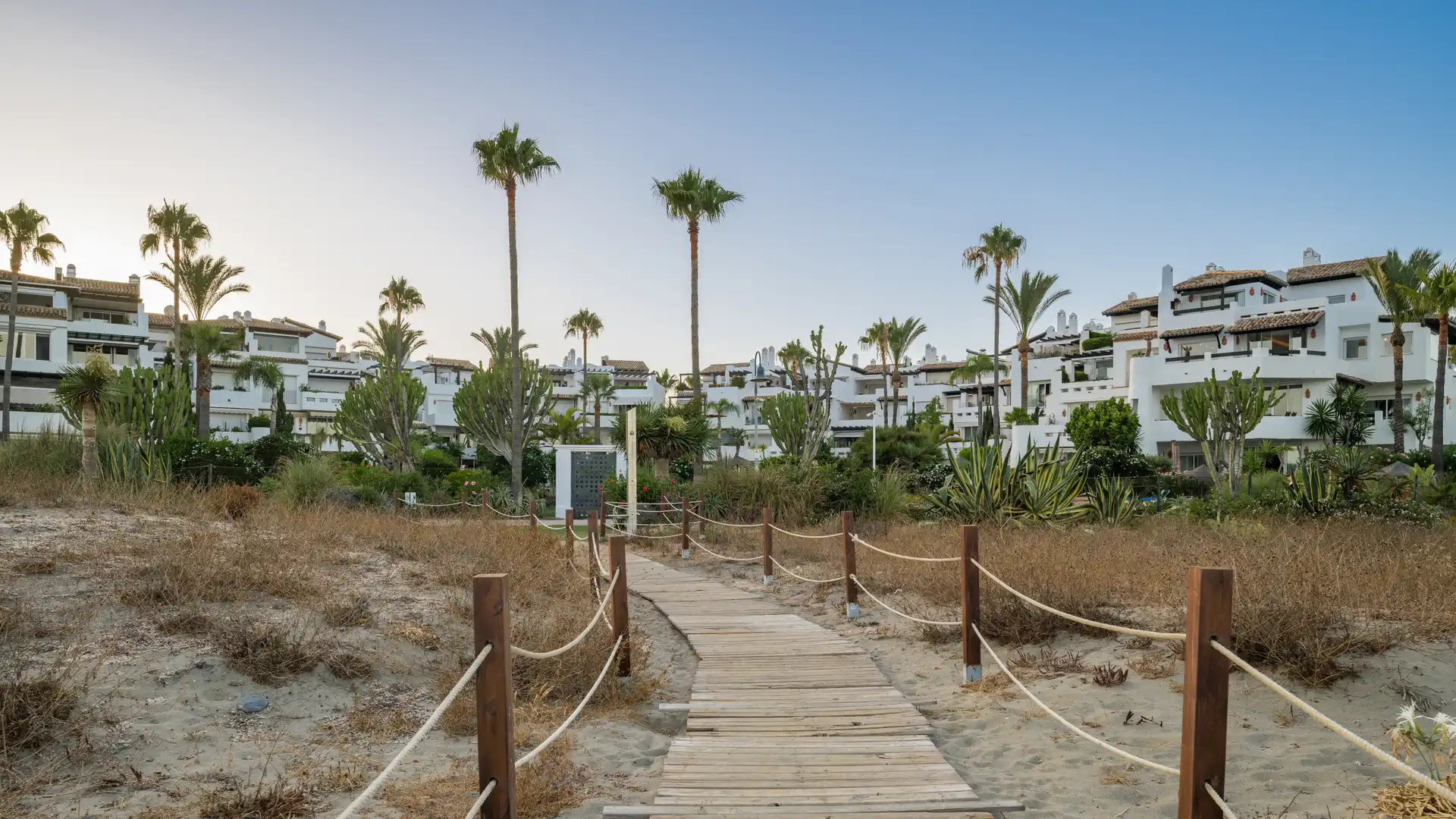 Vista exterior de Apartamento en venta en Estepona con Terraza, Amueblado y Piscina comunitaria