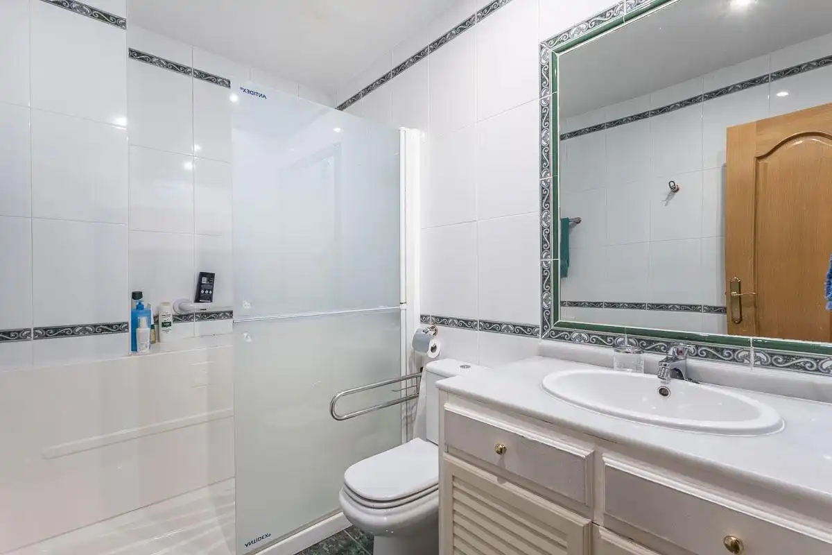 Bathroom of Flat for sale in Granada  with Air Conditioner, Heating and Alarm