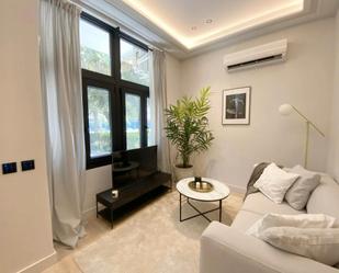 Living room of Flat to rent in  Madrid Capital  with Air Conditioner, Heating and Furnished