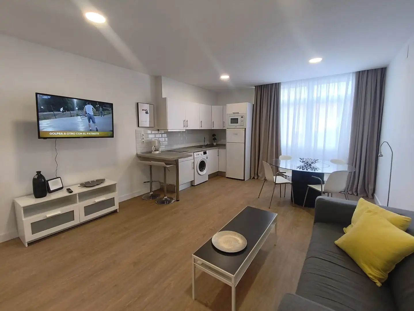 Sala d'estar de Estudi de lloguer en Las Palmas de Gran Canaria amb Parquet, Moblat i Rentadora