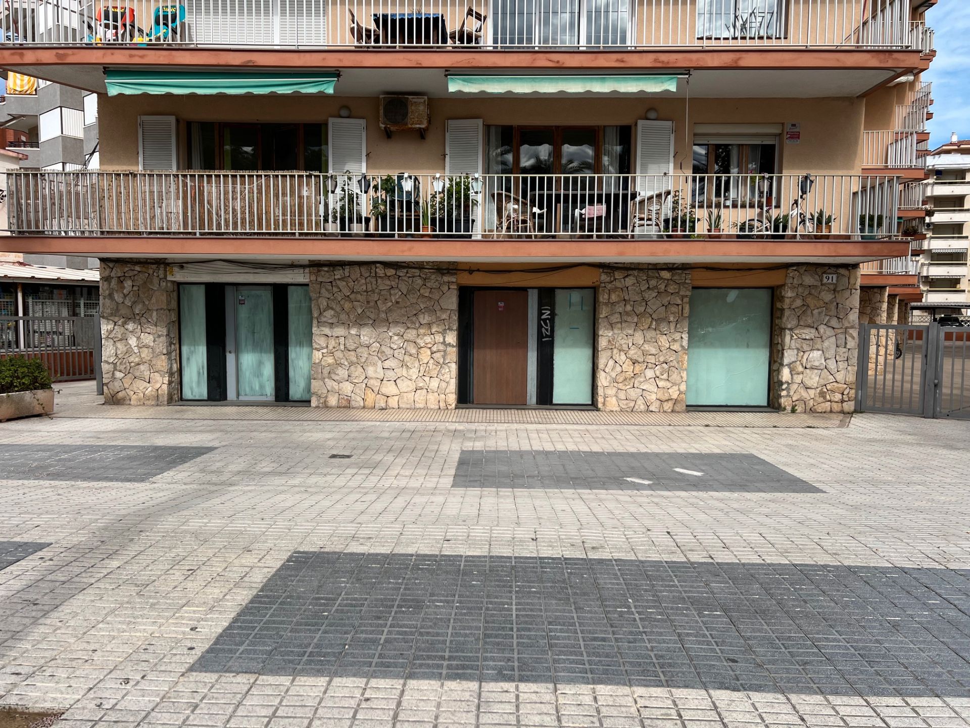 Vista exterior de Local en venda en Vila-seca amb Terrassa