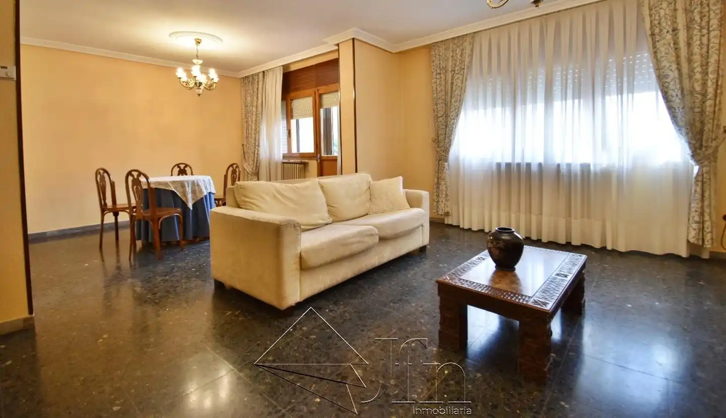 Wohnzimmer von Einfamilien-Reihenhaus zum Verkauf in Íscar mit Heizung und Balkon