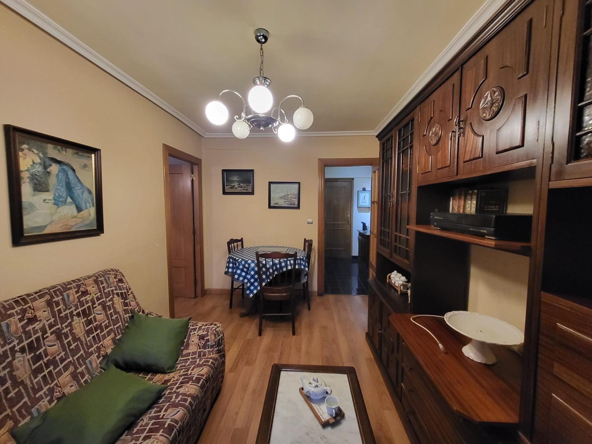 Sala d'estar de Pis en venda en León Capital  amb Calefacció, Traster i Moblat