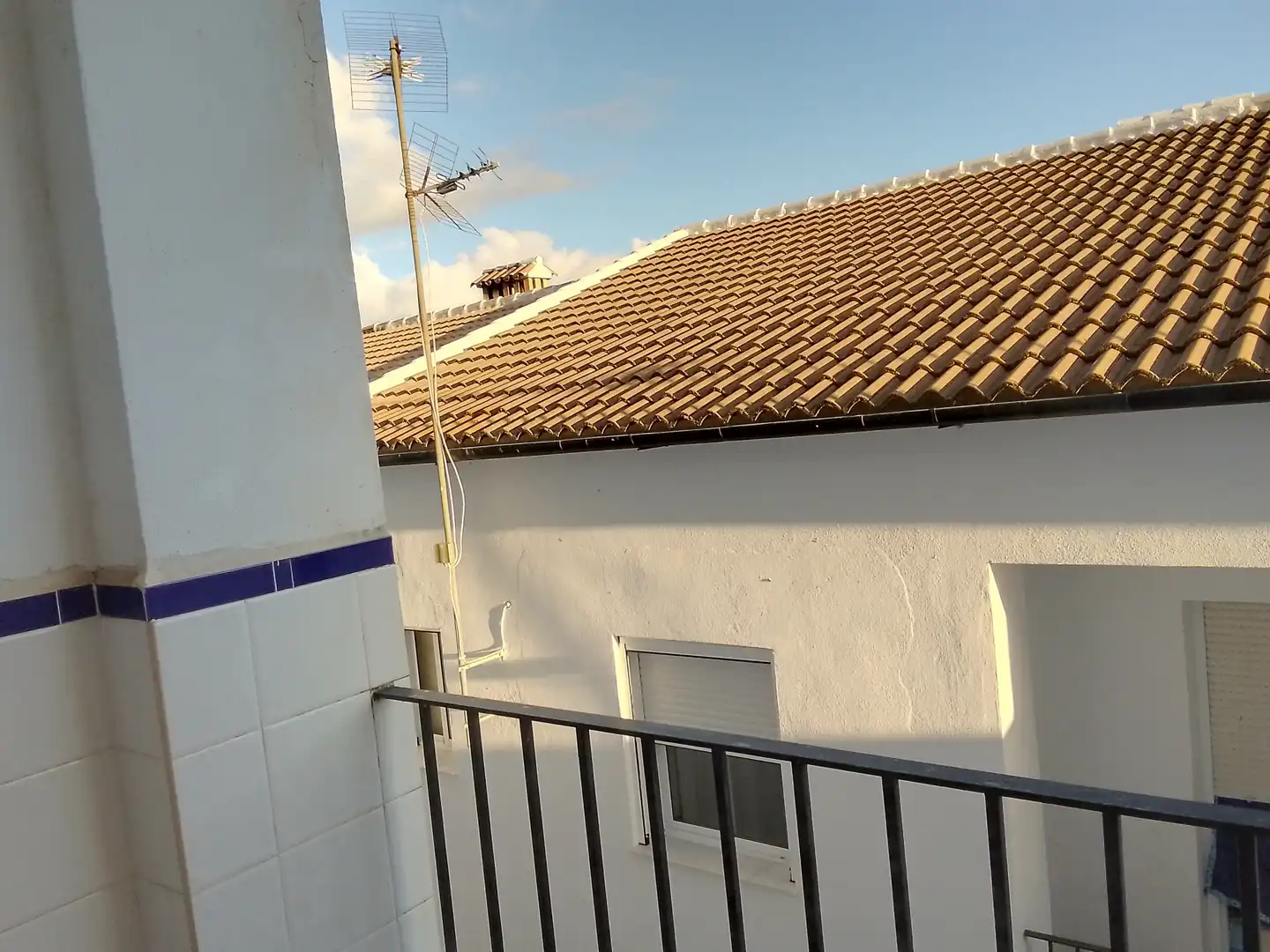 Vista exterior de Casa adosada en venda en Villaluenga del Rosario amb Terrassa i Balcó