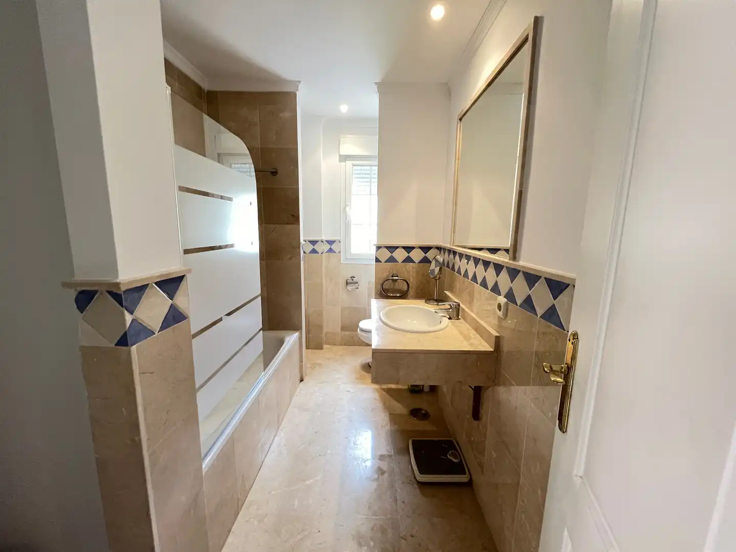Bathroom of Flat for sale in Marbella  with Air Conditioner, Terrace and Storage room
