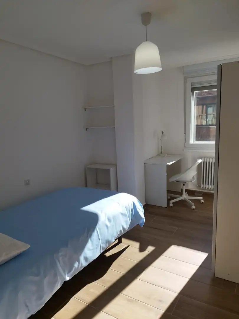 Room in Calle de las Milicias, 4, Santo Tomás
