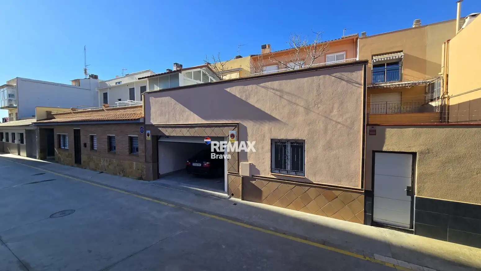 Vista exterior de Casa o xalet en venda en Pineda de Mar amb Aire condicionat, Calefacció i Terrassa