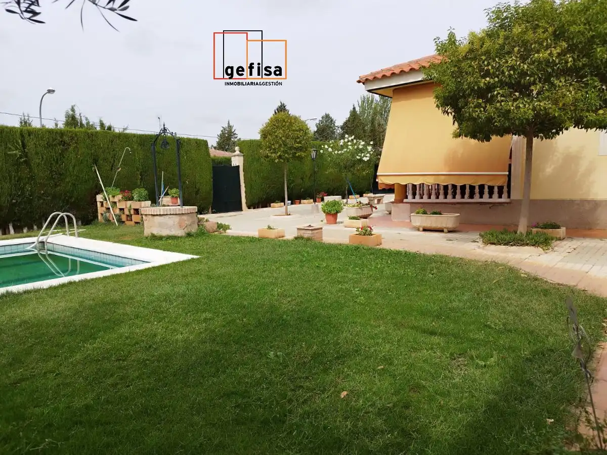Jardín de Casa o chalet en venta en Valdepeñas con Calefacción, Trastero y Piscina