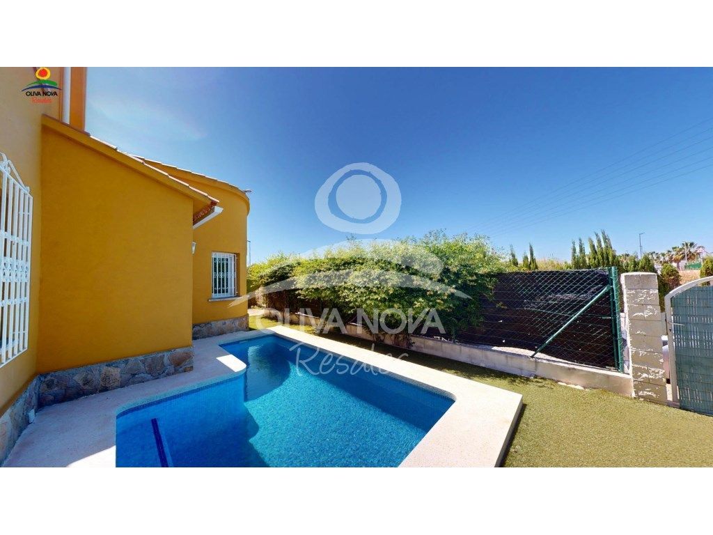 Vista exterior de Casa o xalet en venda en Oliva amb Jardí privat, Terrassa i Piscina