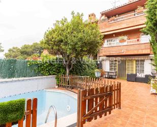 Vista exterior de Casa adosada en venda en Cabrils amb Aire condicionat, Terrassa i Piscina