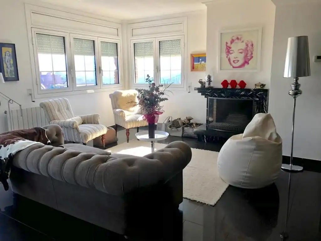 Sala d'estar de Casa o xalet en venda en Sant Boi de Llobregat amb Aire condicionat, Calefacció i Jardí privat