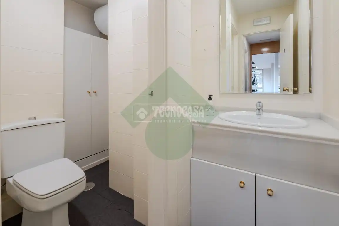 Badezimmer von Büro zur Miete in Madrid mit Klimaanlage und Heizung