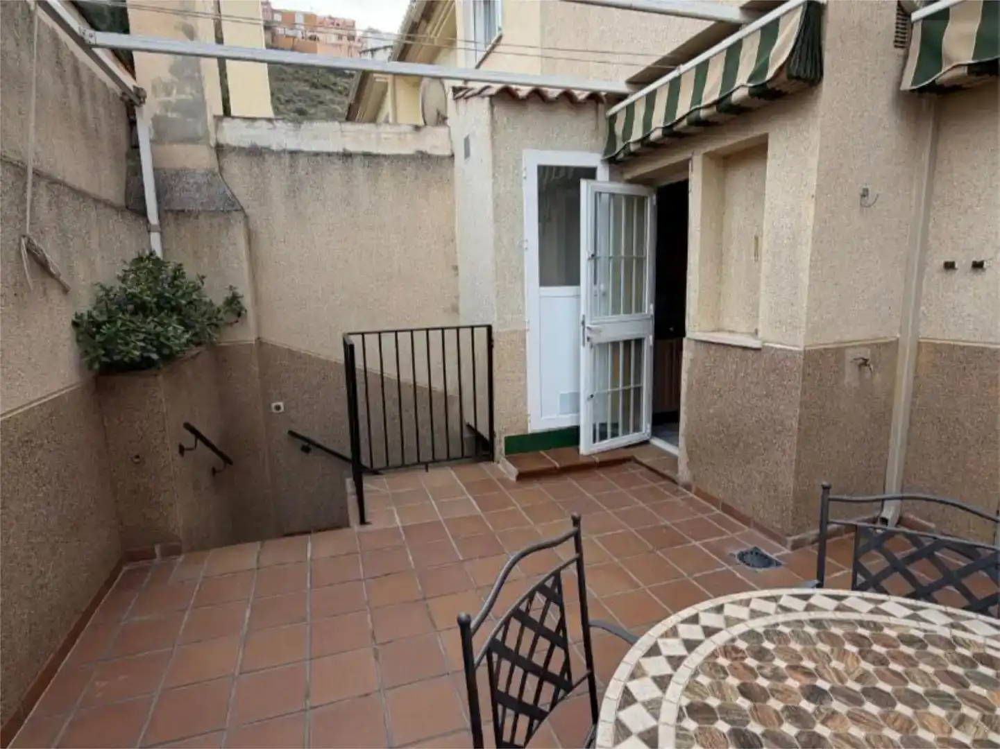 Terrasse von Einfamilien-Reihenhaus zur Miete in  Granada Capital mit Klimaanlage und Balkon