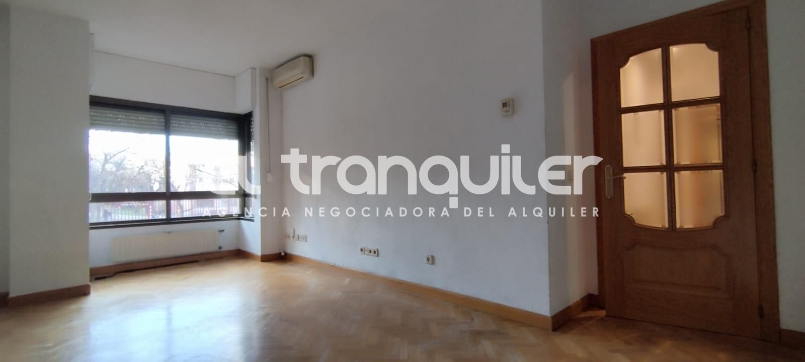Living room of Flat to rent in  Madrid Capital  with Air Conditioner, Parquet flooring and Washing machine