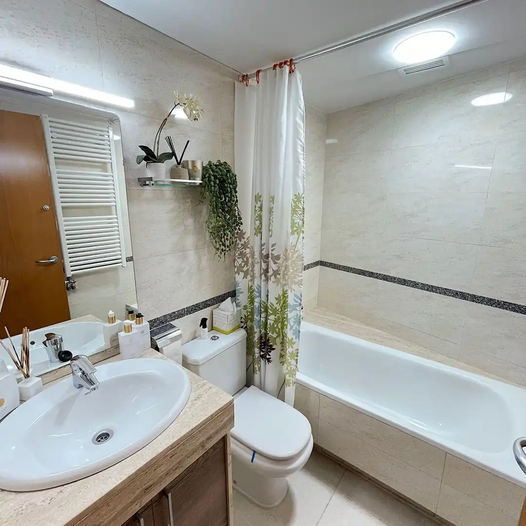 Bany de Casa o xalet en venda en Montcada i Reixac amb Aire condicionat, Terrassa i Traster