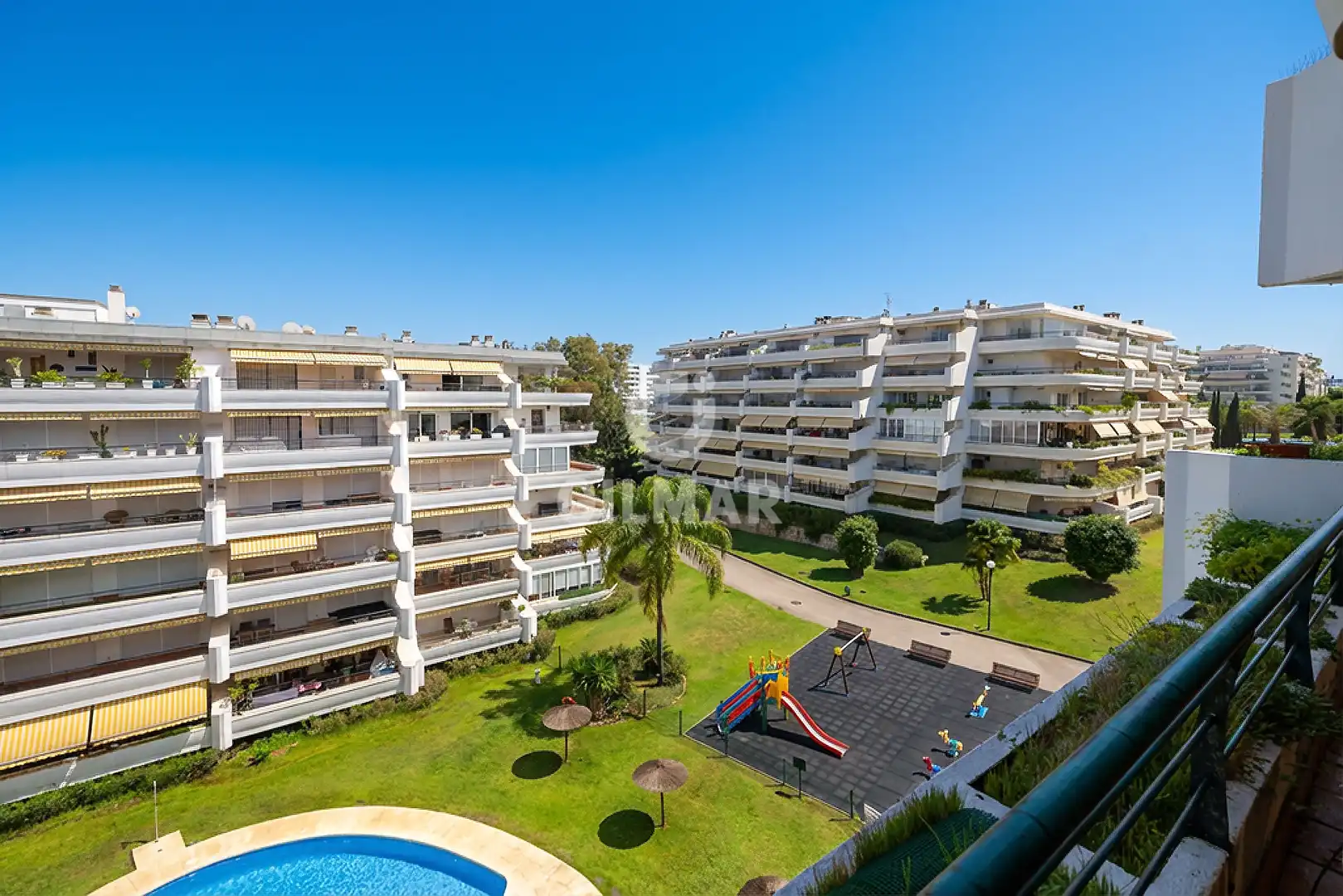 Vista exterior de Dúplex en venda en Marbella amb Piscina i Balcó