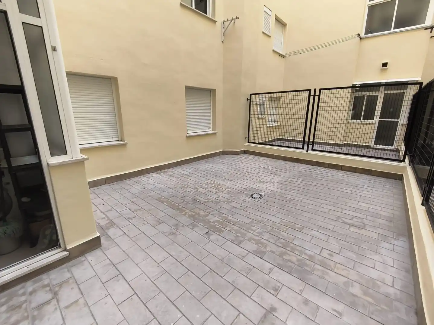 Terrasse von Wohnungen zum Verkauf in Fuengirola mit Klimaanlage, Heizung und Privatgarten