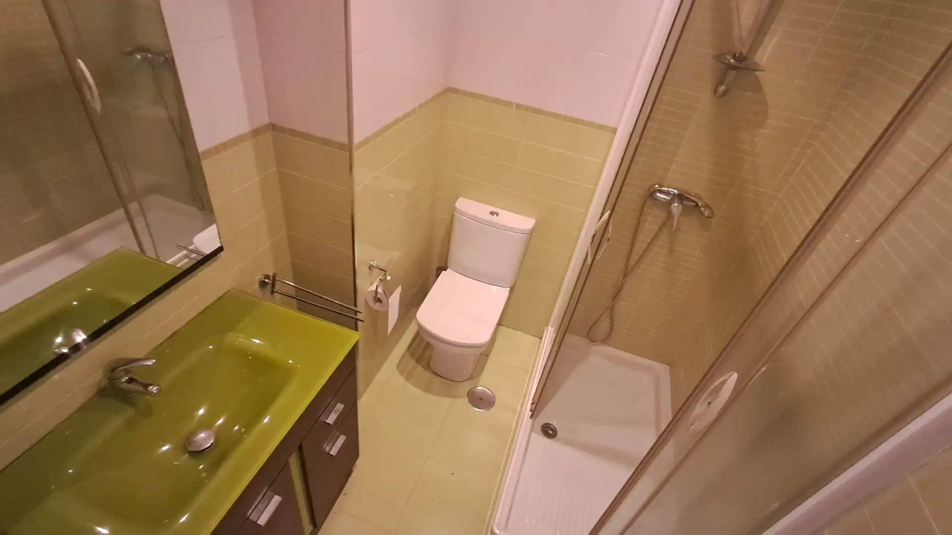 Bathroom of Flat for rent in Vigo   with Parquet flooring, Furnished and Oven