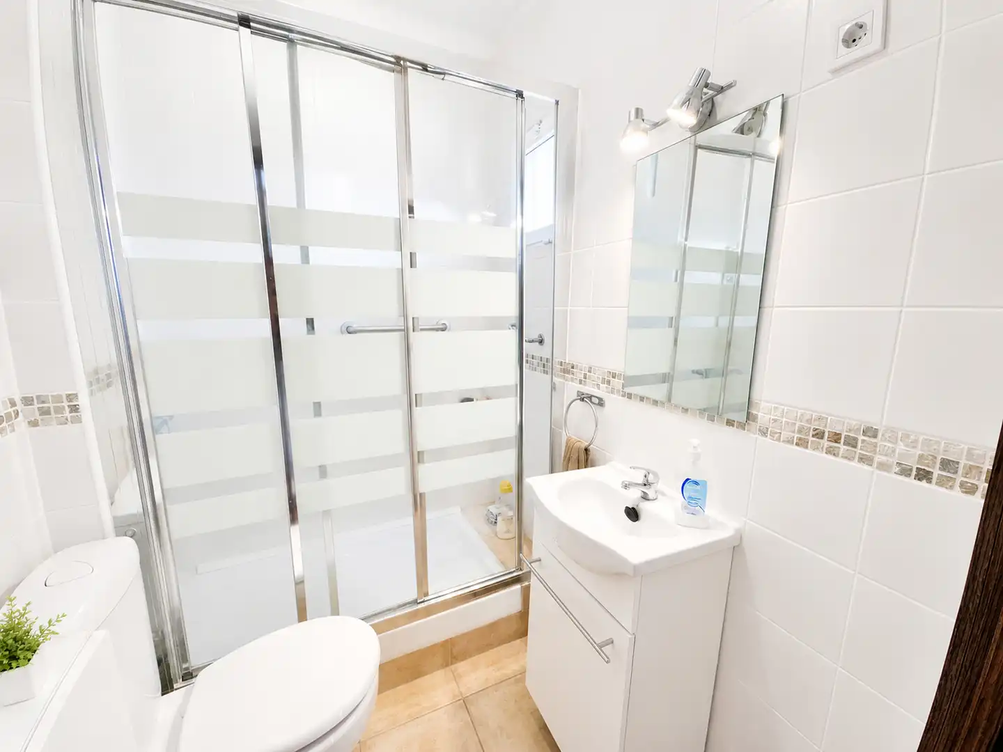 Bathroom of Study for sale in Torremolinos  with Air Conditioner, Terrace and Microwave