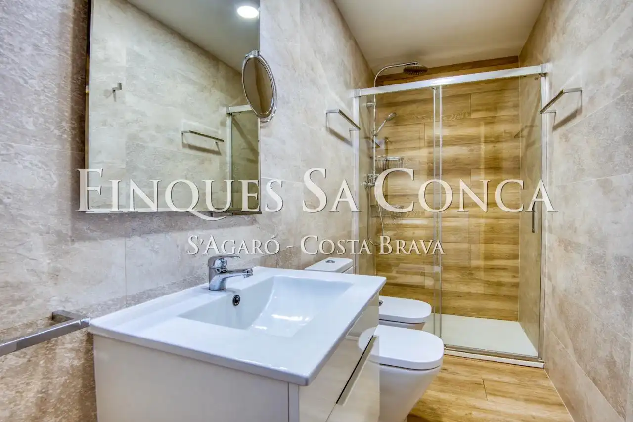 Baño de Casa adosada en venta en Castell d'Aro, Platja d'Aro i s'Agaró con Aire acondicionado, Calefacción y Amueblado