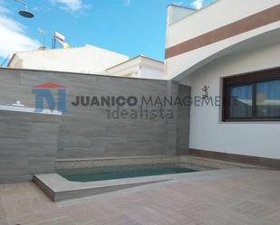 Piscina de Casa adosada en venda en San Pedro del Pinatar amb Aire condicionat, Terrassa i Piscina