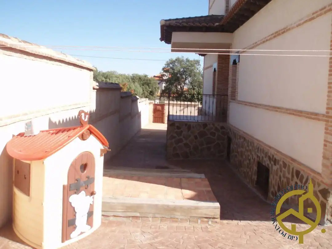 Houses for sale in Nambroca  with Air Conditioner, Heating and Private garden