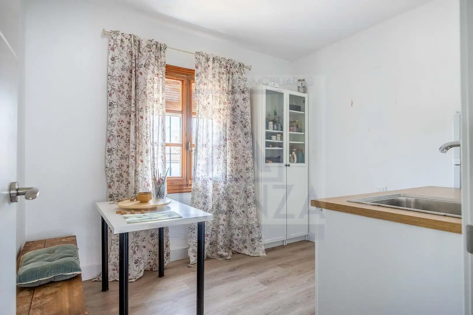 Küche von Einfamilien-Reihenhaus zum Verkauf in Mairena del Aljarafe mit Klimaanlage und Privatgarten